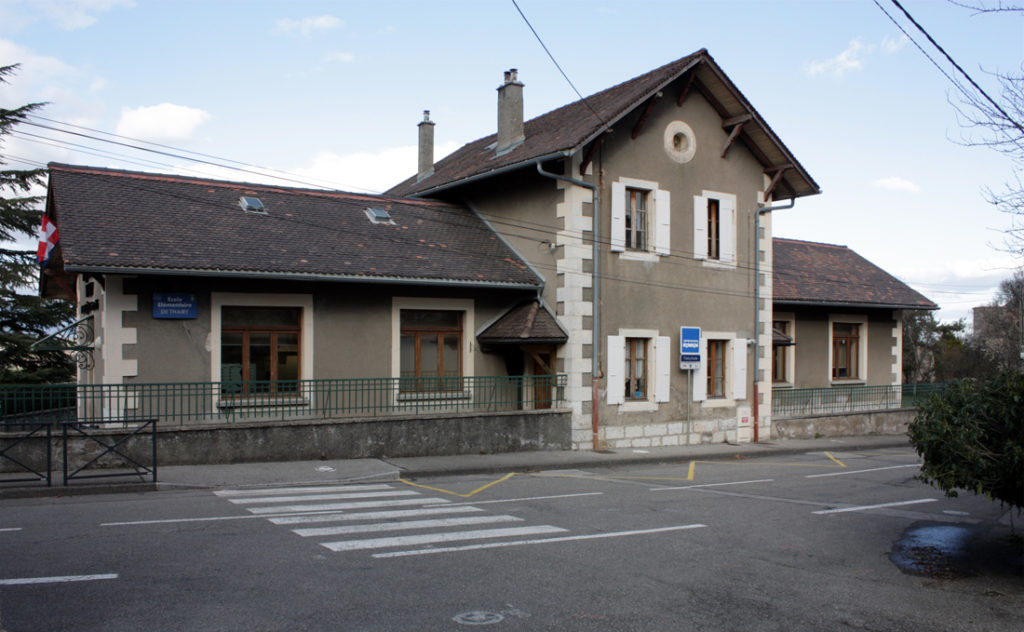 E12 Thairy - Extension et rénovation énergétique d'une école élémentaire, Saint-Julien-en-Genevois (74) façade principale